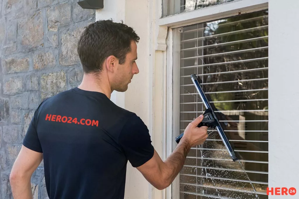 Hero24 ikkunanpesun ammattilainen kuivaa ikkunaa