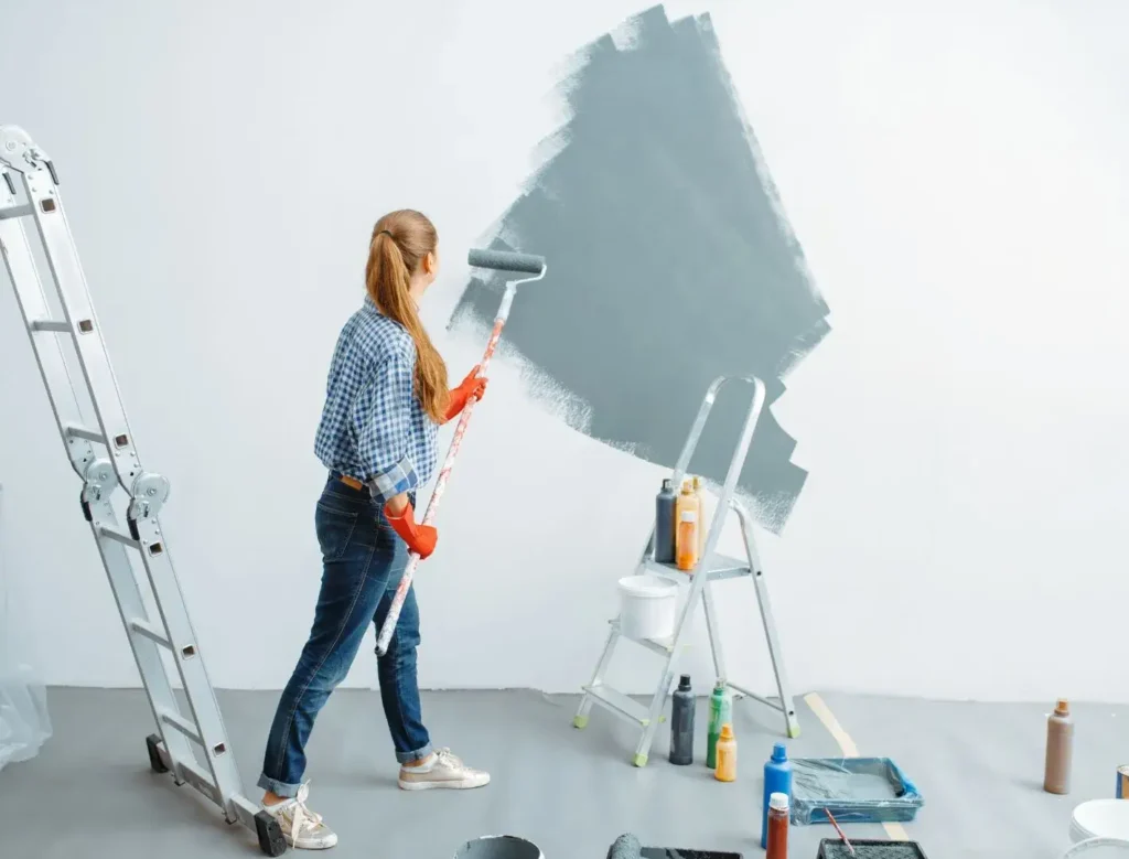 nainen ja seinän maalaus
